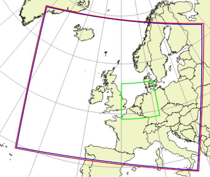 Het UWC West gebied (rood) met daarin de 2.0 km lat-lon uitsnede rond Nederland (groen) en de 5.5 km rotated lat-lon uitsnede die bijna het hele gebied bedekt (blauw).